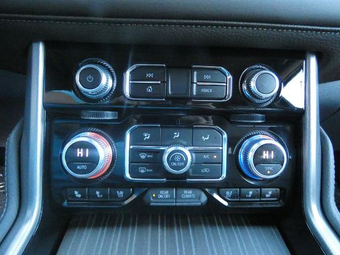 Used 2024 GMC Yukon XL Denali AWD/4WD image 23