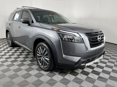 Used 2025 Nissan Pathfinder SL w/ SL Premium Package FWD image 3