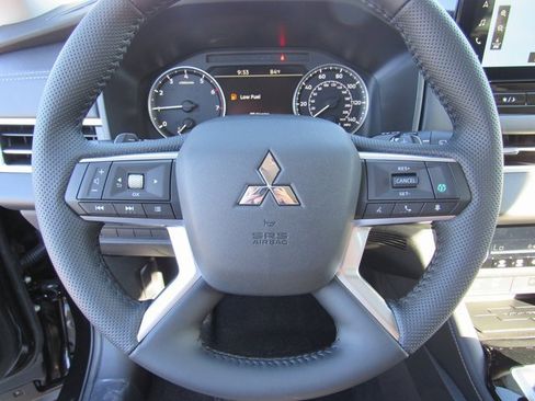 New 2025 Mitsubishi Outlander SE image 21