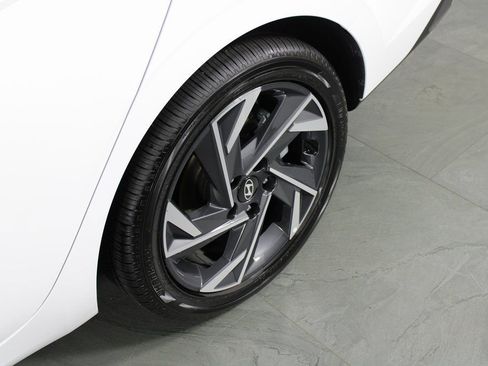 Certified 2025 Hyundai Elantra SEL image 9