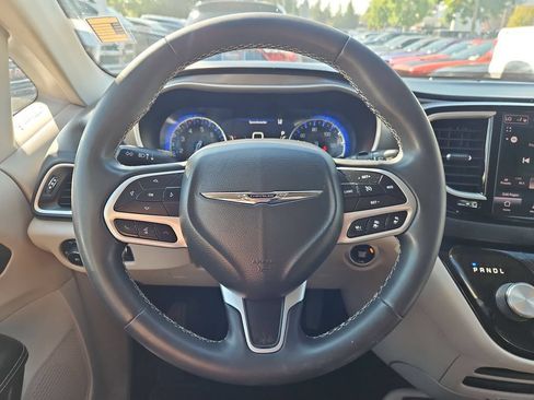 Used 2022 Chrysler Pacifica Touring-L FWD image 20