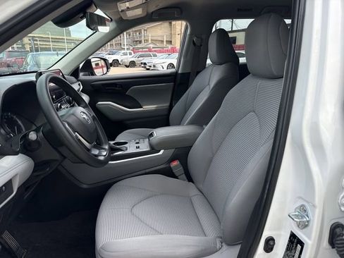 Used 2023 Toyota Highlander L FWD image 25