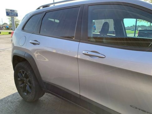 Used 2018 Jeep Cherokee Trailhawk AWD/4WD image 14