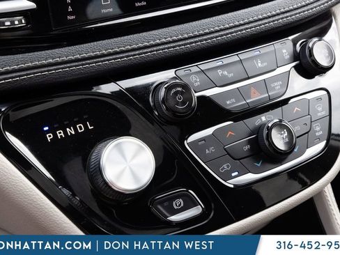 Used 2023 Chrysler Pacifica Limited FWD image 9