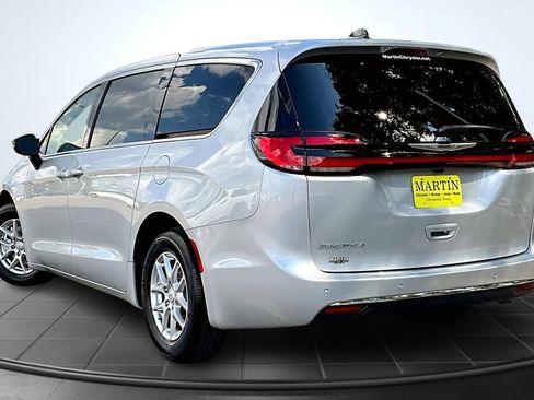 New 2026 Chrysler Pacifica Select image 3