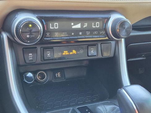 Used 2023 Toyota RAV4 XLE Premium image 29