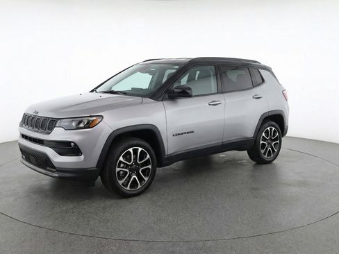 Used 2025 Jeep Compass Trailhawk image 3