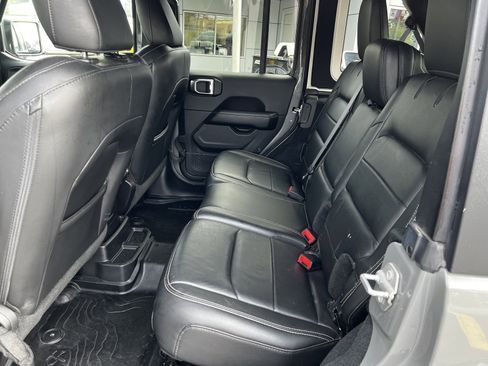 Used 2018 Jeep Wrangler Unlimited Sahara image 7