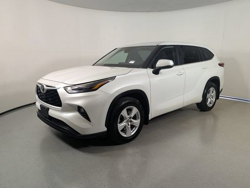 Used 2023 Toyota Highlander LE FWD image 3