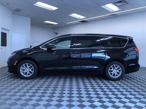 Used 2025 Chrysler Pacifica Select image 12