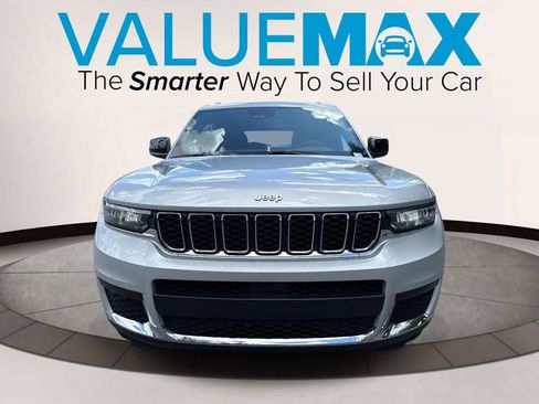 Used 2025 Jeep Grand Cherokee L Laredo RWD image 9