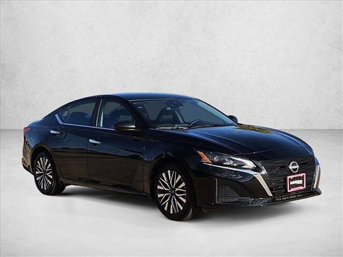Used 2025 Nissan Altima 2.5 SV FWD image 3