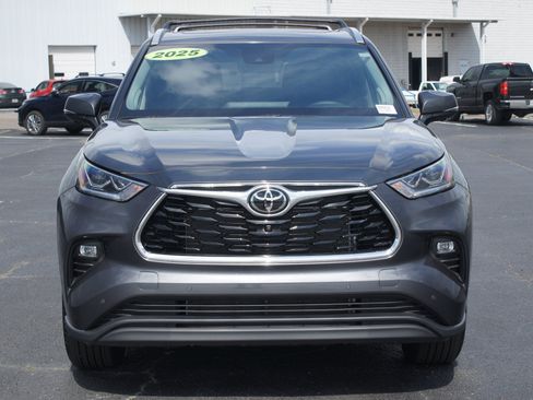 Used 2025 Toyota Highlander Limited AWD/4WD image 26