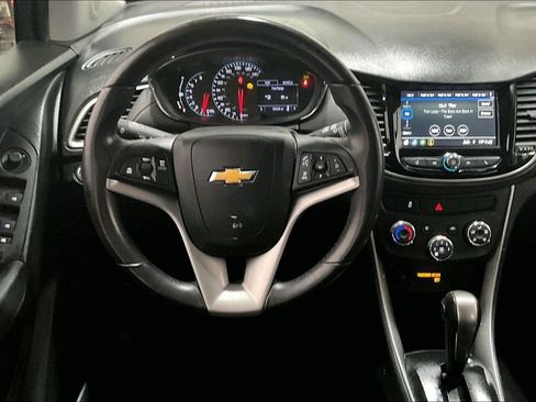 Used 2019 Chevrolet Trax LT w/ LT Convenience Package image 8
