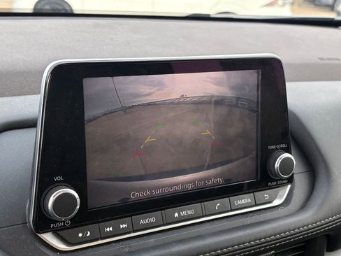 Used 2023 Nissan Rogue SV image 14