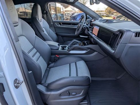 Certified 2025 Porsche Cayenne S image 25
