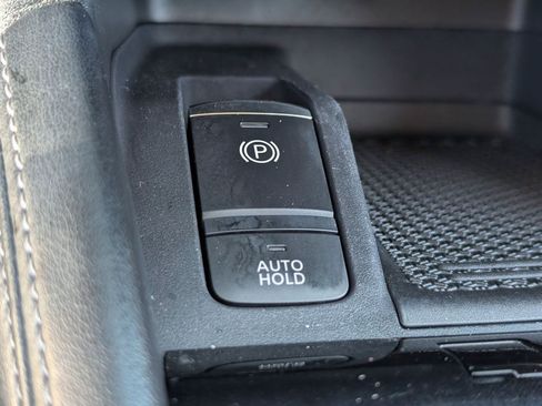 Used 2021 Nissan Kicks SR w/ Interior Electronics Package FWD image 19