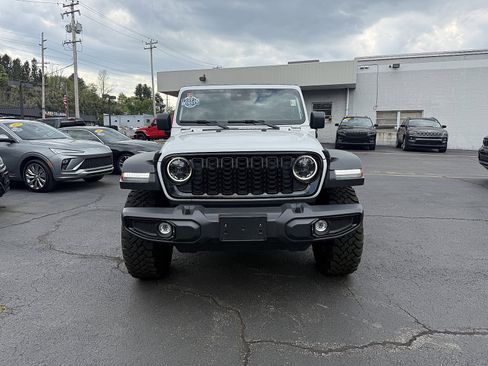 Used 2025 Jeep Wrangler Willys AWD/4WD image 2