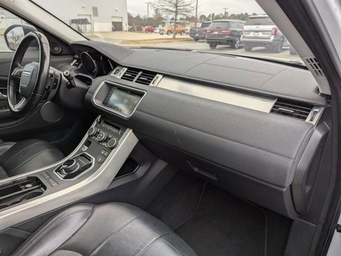 Used 2017 Land Rover Range Rover Evoque SE image 27