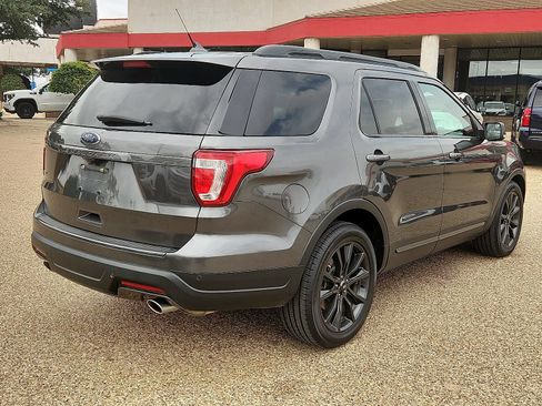 Used 2018 Ford Explorer XLT w/ Equipment Group 202A FWD image 4