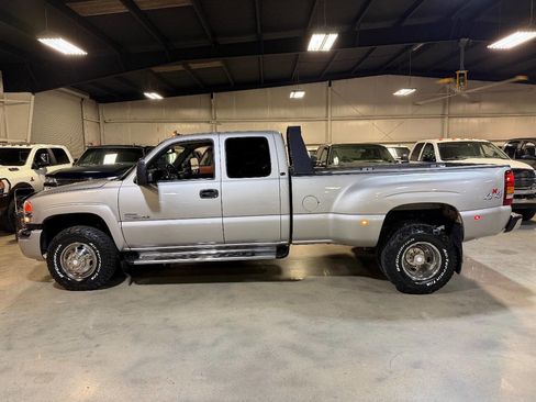 Used 2006 GMC Sierra 3500 SLE w/ Heavy-Duty Power Package image 3