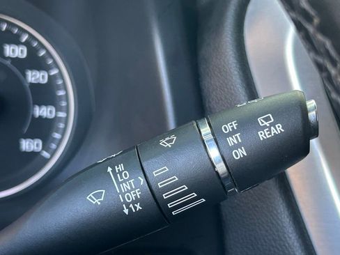 Used 2023 GMC Acadia SLT FWD image 24