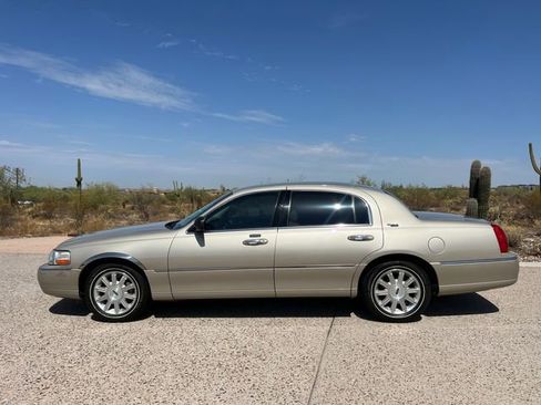 Used 2008 Lincoln Town Car Signature Limited image 4