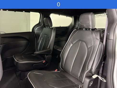 Used 2025 Chrysler Pacifica Limited FWD image 23
