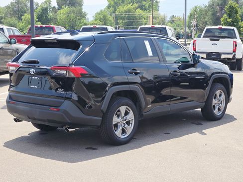 Used 2022 Toyota RAV4 XLE AWD/4WD image 4