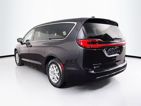 Used 2023 Chrysler Pacifica Touring-L FWD image 5