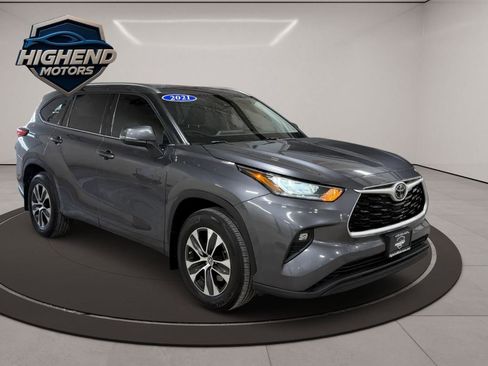 Used 2021 Toyota Highlander XLE AWD/4WD image 8