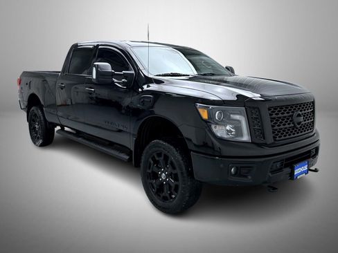 Used 2019 Nissan Titan SV w/ SV Convenience Package image 3