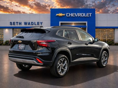 Used 2025 Chevrolet Trax LT FWD image 7