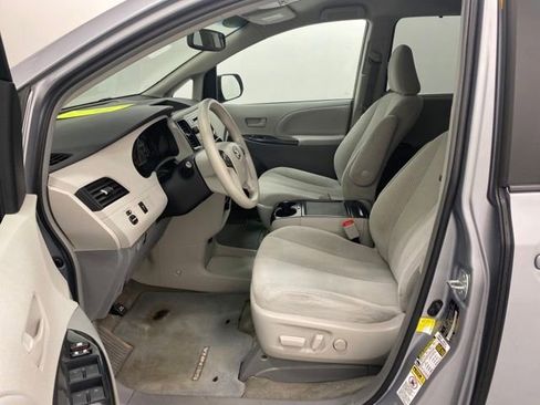 Used 2012 Toyota Sienna LE image 12
