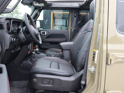 New 2025 Jeep Wrangler Unlimited Rubicon w/ Technology Group image 19