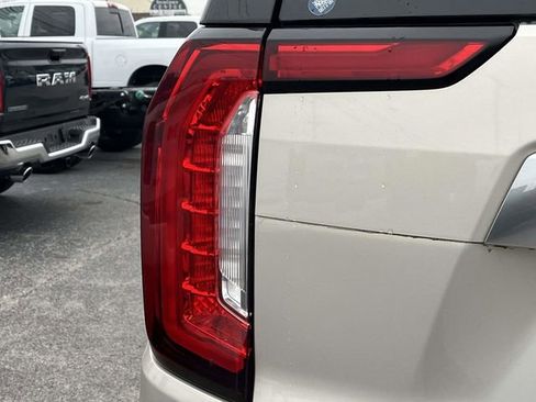 Used 2021 GMC Yukon Denali w/ Denali Premium Package image 10