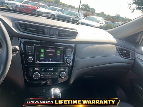 Used 2019 Nissan Rogue SV w/ Premium Package FWD image 16