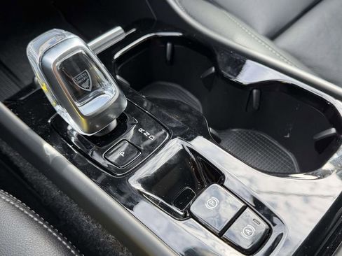 Certified 2025 Volvo XC40 B5 Ultra w/ Climate Package AWD/4WD image 8