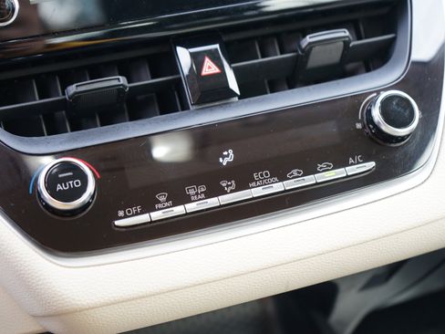 Used 2020 Toyota Corolla LE image 22