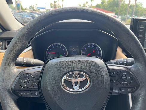 Used 2021 Toyota RAV4 XLE FWD image 14
