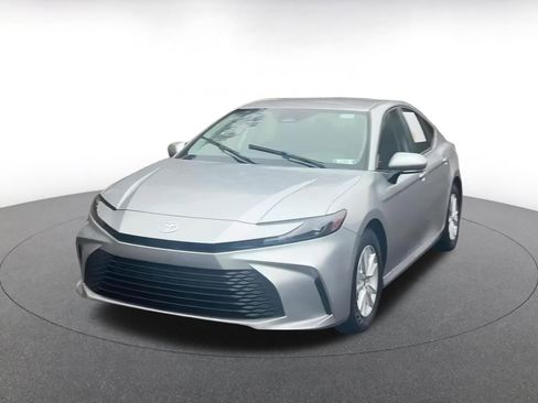 Used 2025 Toyota Camry LE image 7