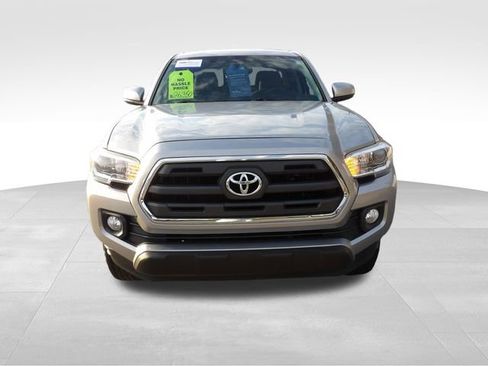 Used 2017 Toyota Tacoma TRD Sport image 2