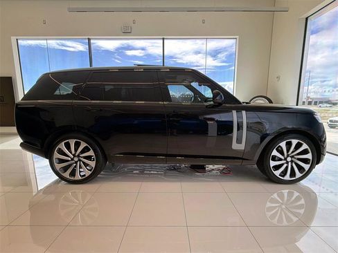 New 2025 Land Rover Range Rover Long Wheelbase Autobiography image 6