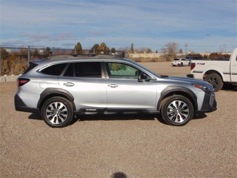 Used 2023 Subaru Outback Limited image 3