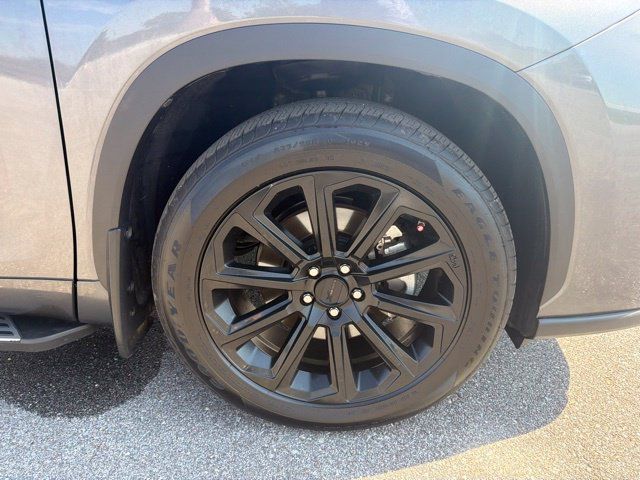 Used 2024 Toyota Highlander XLE FWD image 31