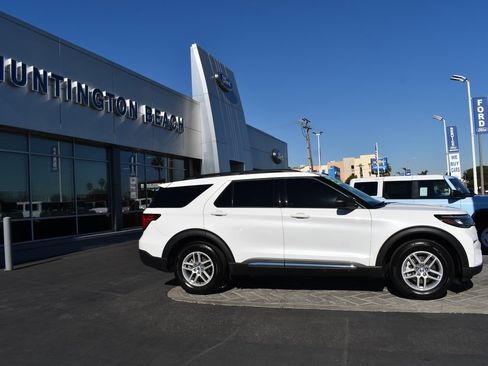 Used 2025 Ford Explorer Active image 3