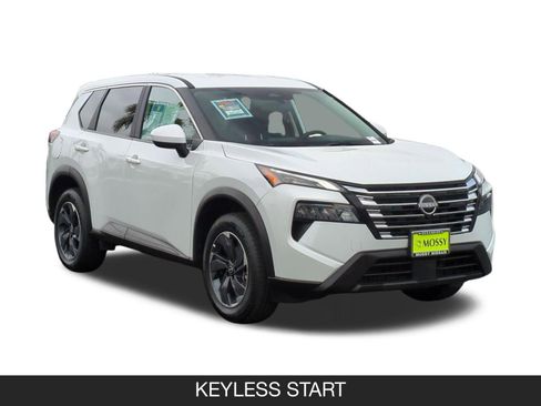 Used 2025 Nissan Rogue SV image 2