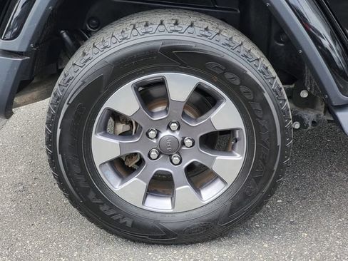 Used 2018 Jeep Wrangler Unlimited Sahara AWD/4WD image 5