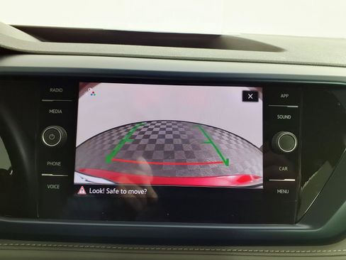 Used 2024 Volkswagen Taos SE w/ Panoramic Sunroof Package FWD image 19