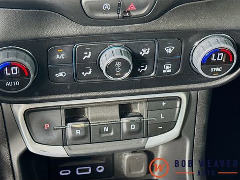 Used 2024 GMC Terrain SLT AWD/4WD image 19